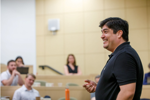 Carlos Alvarado Quesada speaks before a lecture hall filled with students.