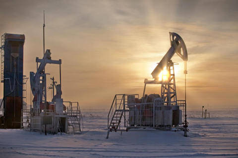 An oil derrick in a snowy landscape. It’s possible for Europe to cut back on oil imports from Russia using sanctions—and not affect world prices at the same time, says Fletcher School expert